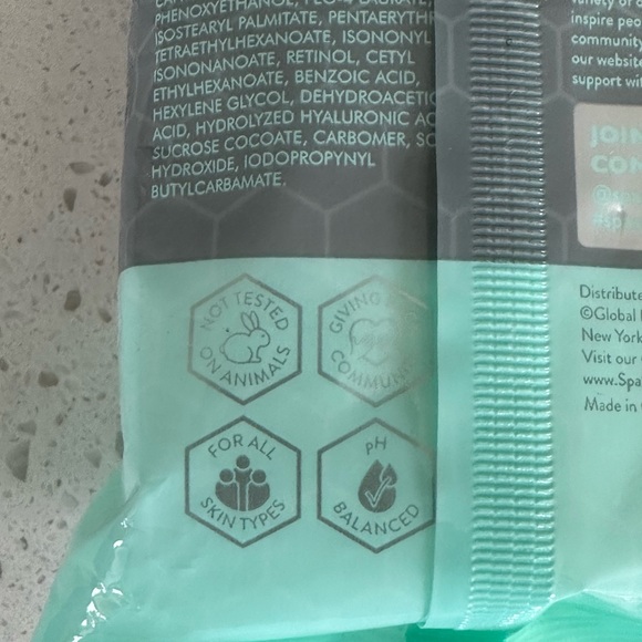 Brand 🆕 SpaScriptions Hyaluronic Facial Wipes - Picture 3 of 3